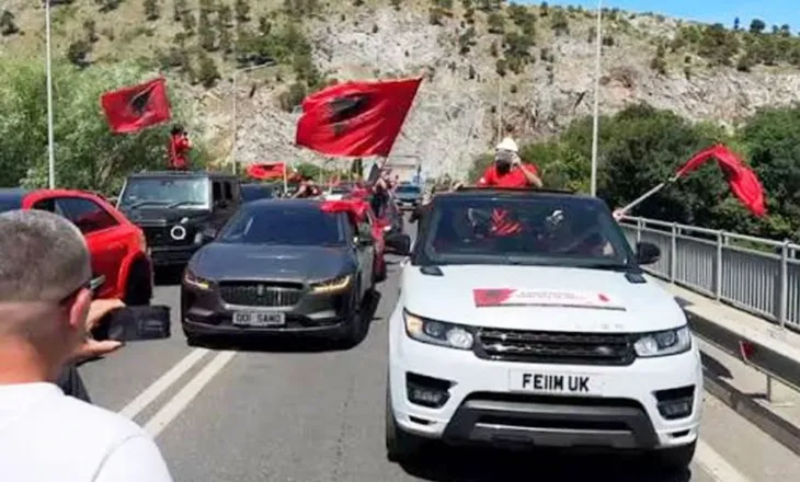 Autokolona kilometrike mbërrin në Tiranë/ Flamujt kuq e zi tërheqin vëmendjen