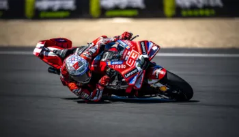 Bagnaia triumfon në garën sprint të zhvilluar në Brno, rrëzohet Bezzecchi por ruan kryesimin