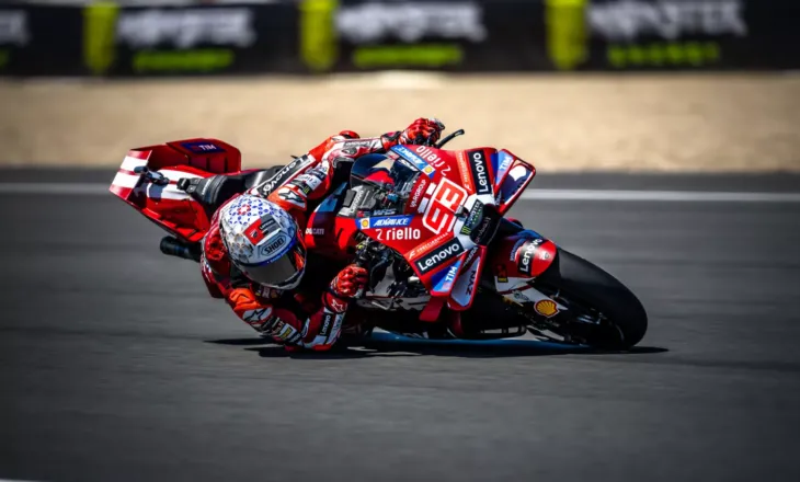 Bagnaia triumfon në garën sprint të zhvilluar në Brno, rrëzohet Bezzecchi por ruan kryesimin