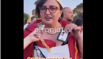 Balla demaskon “gjyshen” e dënuar për trafik në Angli që hiqet si gazetare në protestë, ja faktet