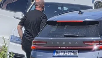 Balla nxjerr foton: Makinat me targa serbe sjellin njerëzit në protestën në Zvërnec