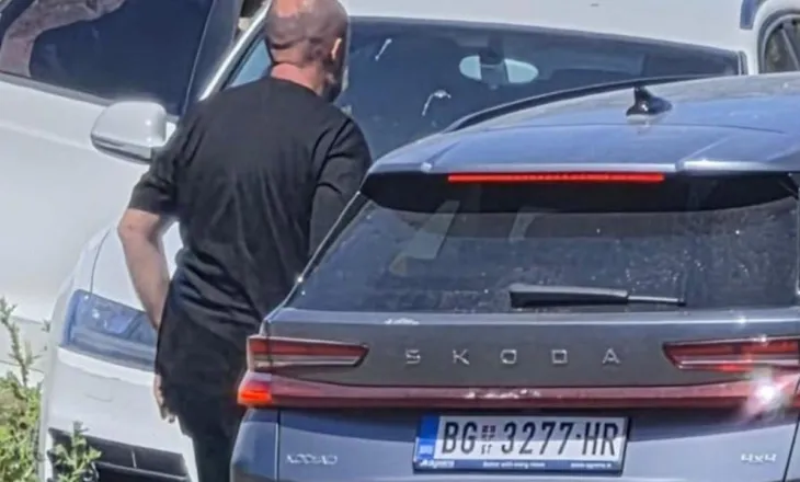 Balla nxjerr foton: Makinat me targa serbe sjellin njerëzit në protestën në Zvërnec