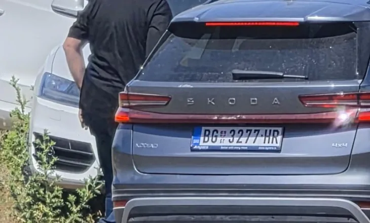 Balla publikon foton nga protesta në Zvërnec: Pse janë aty makina me targa serbe?  