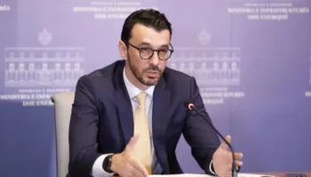 Banda “Balluku” vazhdon të mbajë “peng” Aeroportin e Vlorës, Behgjet Pacolli ankohet te Karakaçi, kërkon të marrë…