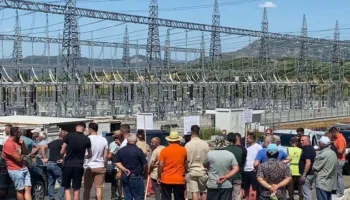 Banorët e fshatit Kryezjarr në protestë për dëmtimin e rrugës nga mjetet e rënda, i pranishëm edhe kryebashkiaku