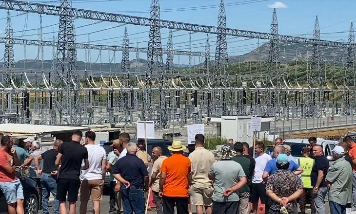 Banorët e fshatit Kryezjarr në protestë për dëmtimin e rrugës nga mjetet e rënda, i pranishëm edhe kryebashkiaku