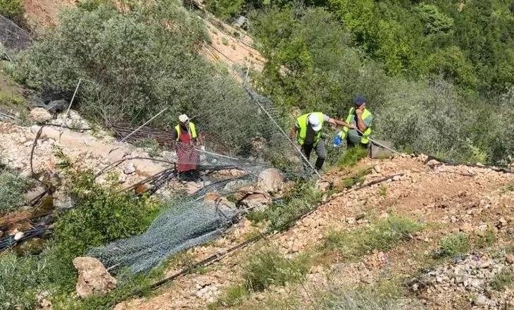 Banorët rrëzuan gardhin e HEC-it, rikthehet uji në Dardhë të Librazhdit: Kërkojmë të drejtën tonë, të merren masa