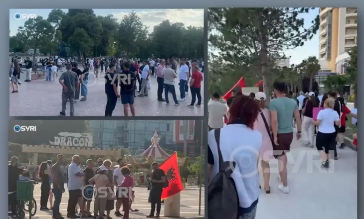 Bashkim qytetar në mbrojtje të interesave të Vlorës/ Qindra vlonjatë mblidhen te Sheshi i Flamurit