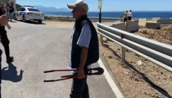 Bashkim Ulaj rrethoi kantierin e ndërtimit me mure të larta e tela me gjemba, protestuesi: Do ta heqim rrethimin!