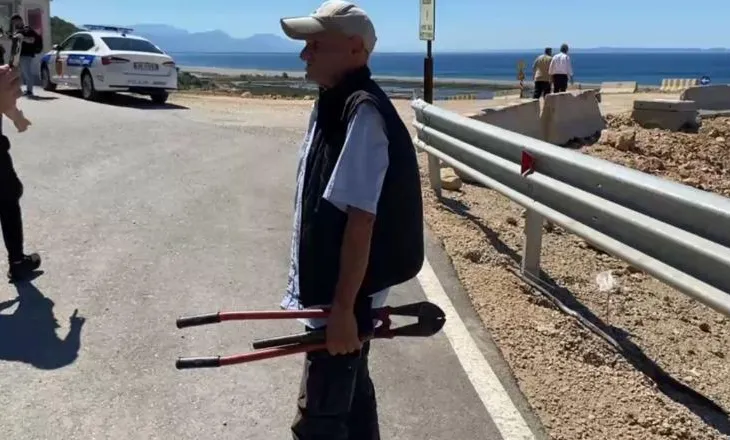 Bashkim Ulaj rrethoi kantierin e ndërtimit me mure të larta e tela me gjemba, protestuesi: Do ta heqim rrethimin!
