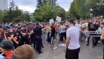 “Bashkohuni!”, ja momenti kur protestuesit sfidojnë urdhrin e policisë dhe çajnë gardhin metalik (VIDEO)