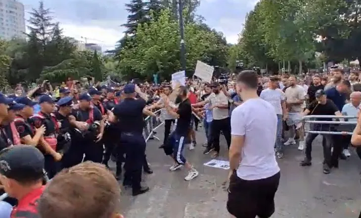 “Bashkohuni!”, ja momenti kur protestuesit sfidojnë urdhrin e policisë dhe çajnë gardhin metalik (VIDEO)