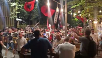 ‘Bashkohuni me ne, çohuni nga kafja’, protestuesit marshojnë në ish-Bllok