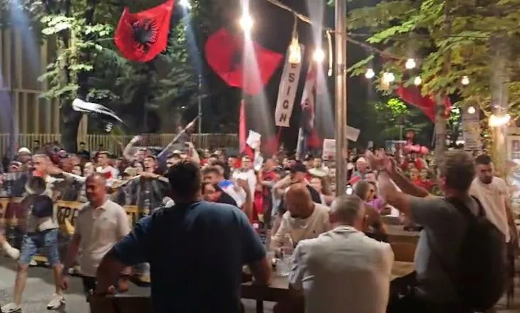 ‘Bashkohuni me ne, çohuni nga kafja’, protestuesit marshojnë në ish-Bllok