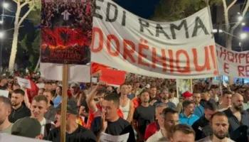 “Bashkohuni me ne”, protestuesit marshojnë në rrugët e Tiranë