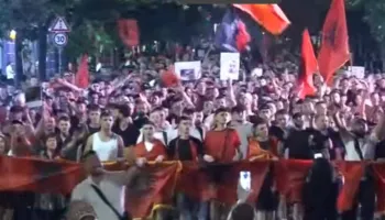 “Bashkohuni me ne”/ Protestuesit thirrje qytetarëve: Çohuni nga kafja!