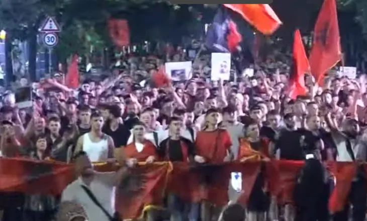“Bashkohuni me ne”/ Protestuesit thirrje qytetarëve: Çohuni nga kafja!