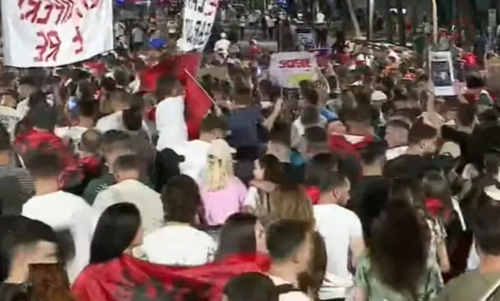 “Bashkohuni me ne!”/ Protestuesit thirrje qytetarëve të ngrihen nga kafet dhe t’i bashkohen revoltës: Shqipëri e re!