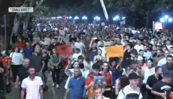“Bashkohuni me ne!”/ Protestuesit thirrje qytetarëve të ngrihen nga lokalet dhe t’i bashkohen revoltës: Revolucion!