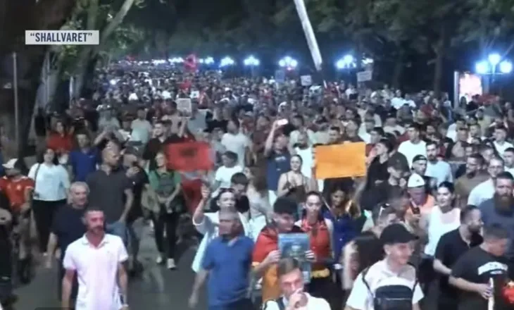 “Bashkohuni me ne!”/ Protestuesit thirrje qytetarëve të ngrihen nga lokalet dhe t’i bashkohen revoltës: Revolucion!