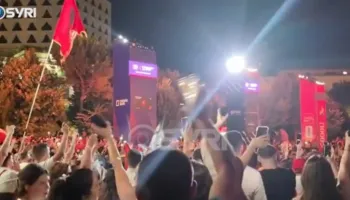 ‘Bashkohuni me ne’, ‘Rama ik’/ Protestuesit i futen tifozëve në mes në sheshit ku po shikonin ndeshjet