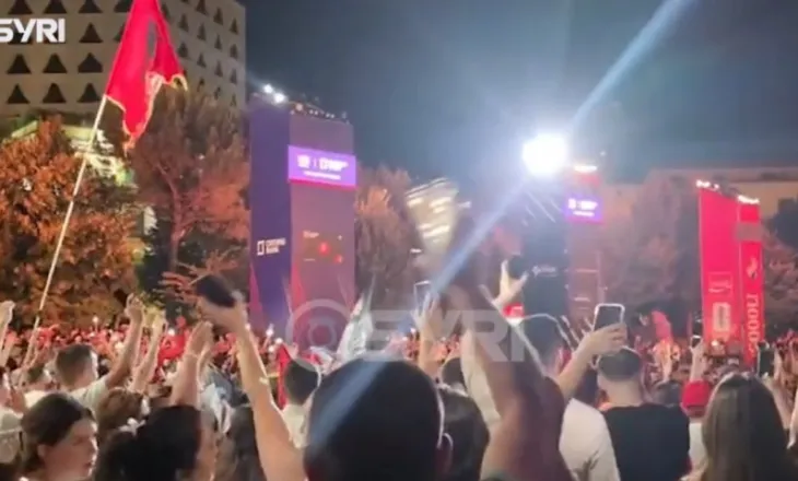‘Bashkohuni me ne’, ‘Rama ik’/ Protestuesit i futen tifozëve në mes në sheshit ku po shikonin ndeshjet