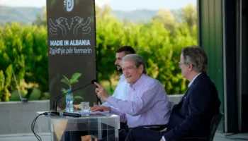 “Bashkohuni me të rinjtë në Tiranë, po firmosin historinë”/ Berisha me fermerët në Cërrik: Akt armiqësor ndaj jush…