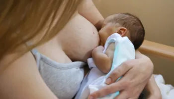 Bazohuni në përvojën e mamasë tuaj, 8 këshilla për nënat e reja