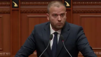 “Bëni teatër me Zvërneci”, deputeti socialist sulmon opozitën: Nuk folët kur duhej, dolët për show