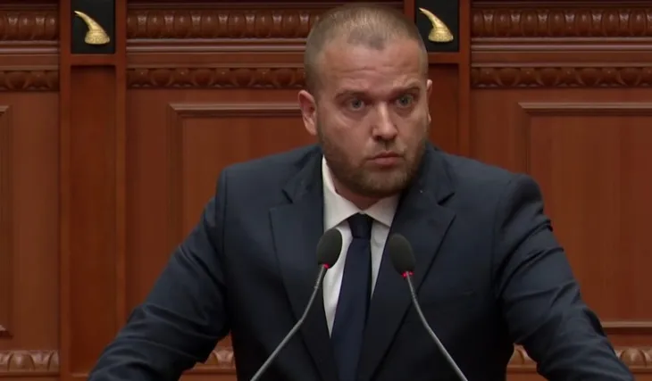 “Bëni teatër me Zvërneci”, deputeti socialist sulmon opozitën: Nuk folët kur duhej, dolët për show