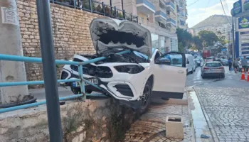 “Benz”-i përfundon jashtë rrugës në Sarandë, ndahet më “dysh” nga barrierat mbrojtëse, shpëton turisti