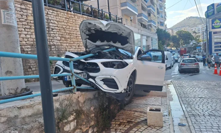 “Benz”-i përfundon jashtë rrugës në Sarandë, ndahet më “dysh” nga barrierat mbrojtëse, shpëton turisti