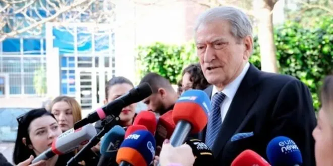 Berisha: Nga 12 media, 11 transmetojnë vetëm mashtrimet e tij, censurojnë Sali Berishën dhe opozitën!