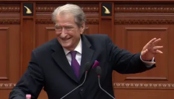 Berisha shkrin së qeshuri sallën e Kuvendit: Damian bëj be sa të duash, nuk të besojnë, s’kam faj unë