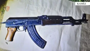 Bie në prangat e policisë i riu/ Qëlloi me automatik në drejtim të një servisi celularësh, pas sherrit me pronarin