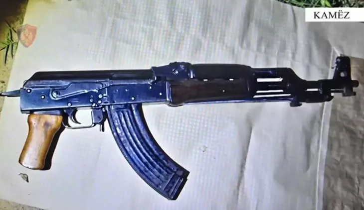 Bie në prangat e policisë i riu/ Qëlloi me automatik në drejtim të një servisi celularësh, pas sherrit me pronarin