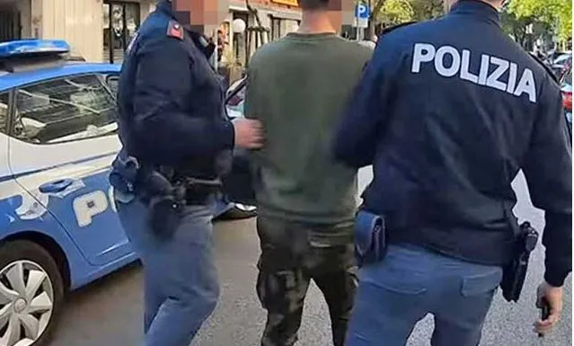 Bie në prangat e policisë shqiptari në Itali/ Pjesë e rrjetit të trafikut të drogës, ja çfarë iu gjetën në banesë