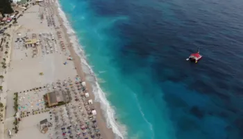Bie turizmi, pasiguria ndikon tek të huajt, operatorët të shqetësuar: Anulime rezervimesh dhe rënie të kërkesës