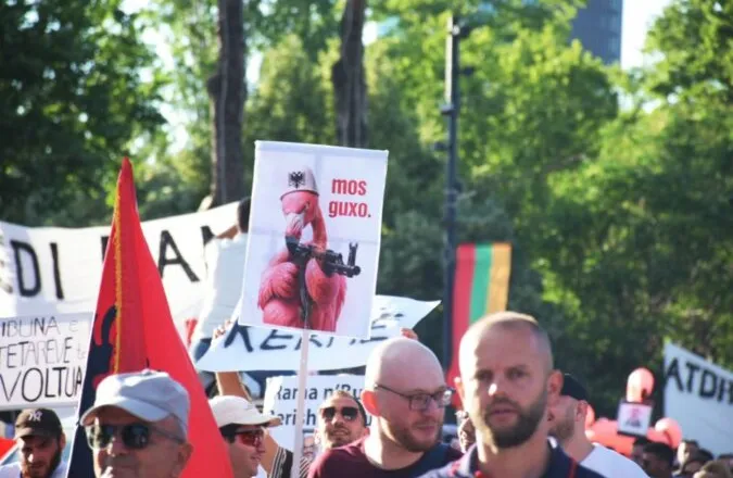 BIRN: Akademikët ndërkombëtarë mbështesin protestat masive në Shqipëri kundër qeverisë