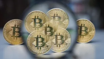 Bitcoin bie nën 60,000 dollarë ndërsa gjendja e shmangies së riskut godet tregjet e kriptomonedhave