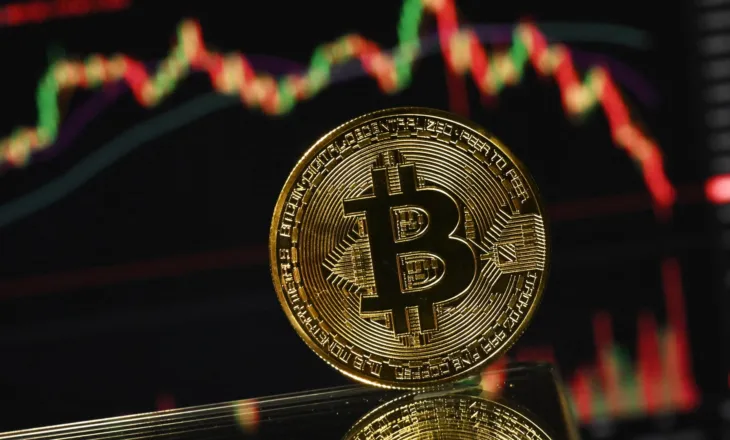 Bitcoin bie sërish nën 60,000 dollarë, duke shënuar nivelin më të ulët që nga tetori 2024