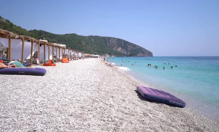 Bizneset presin një verë të mirë, shërbimet dhe turizmi rrisin besimin në ekonomi, tregtia e industria frenohen