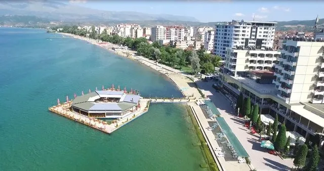 Bizneset u ankuan për mungesë plazhesh publike, Bashkia Pogradec reagon për rastin: Pretendime të pavërteta!