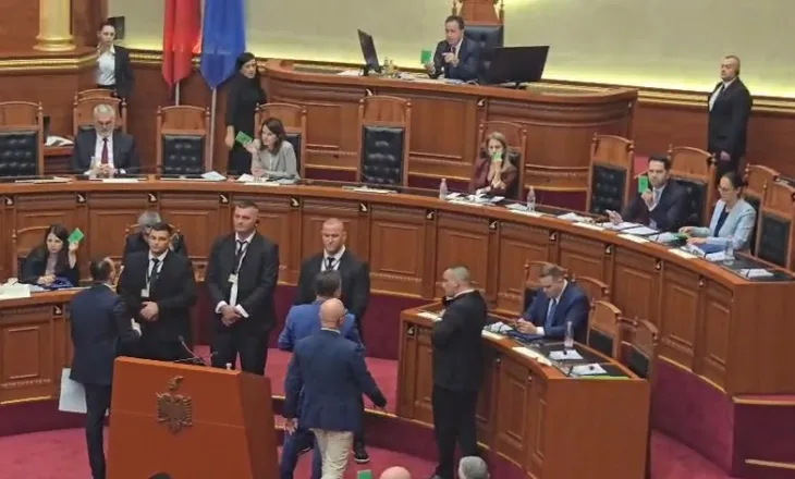 Bllokimi i vazhdueshëm i foltores nga PD, shtyhet për orët e pasdites votimi për amnistinë, duhen 84 vota