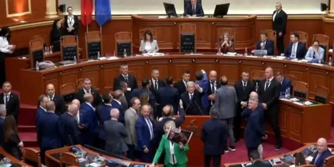 Bllokohet foltorja, opozita i jep zë kërkesave të protestuesve: S’ka seancë pa paraqitur Rama dorëheqjen!