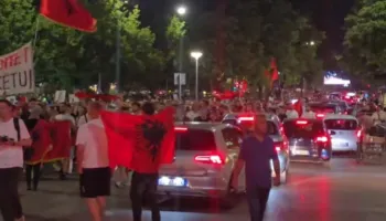 Bllokuan rrugët përtej orarit të njoftuar/ Policia, njoftim zyrtar: Nën hetim 16 protestues, 2 të tjerë në kërkim