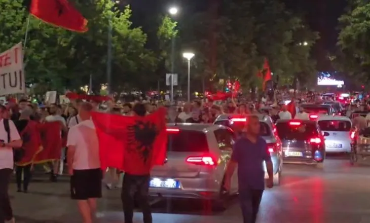 Bllokuan rrugët përtej orarit të njoftuar/ Policia, njoftim zyrtar: Nën hetim 16 protestues, 2 të tjerë në kërkim