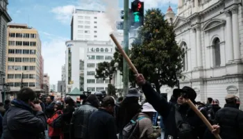 Bolivia është në prag të krizës, bllokadat detyrojnë qeverinë të largohet nga kryeqyteti