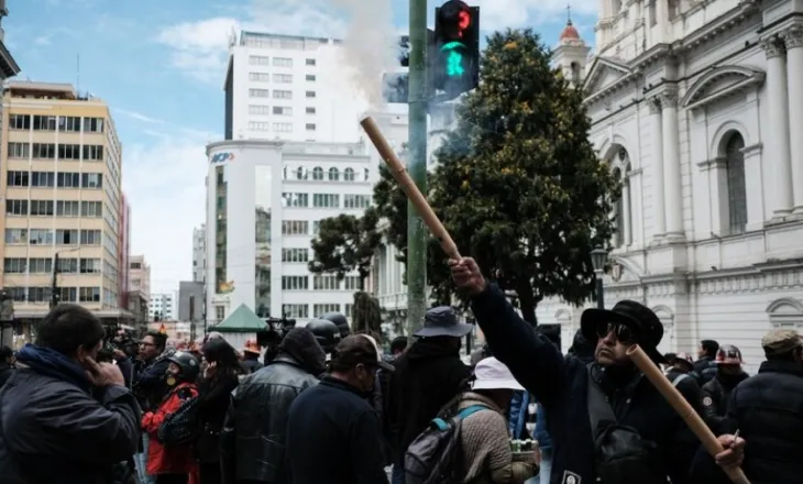 Bolivia është në prag të krizës, bllokadat detyrojnë qeverinë të largohet nga kryeqyteti