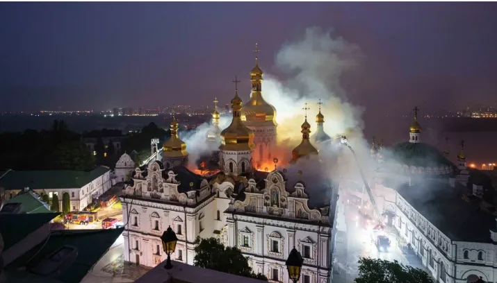 Bombardimet ruse vrasin 9 persona në Ukrainë, Lavra e Shpellave në flakë